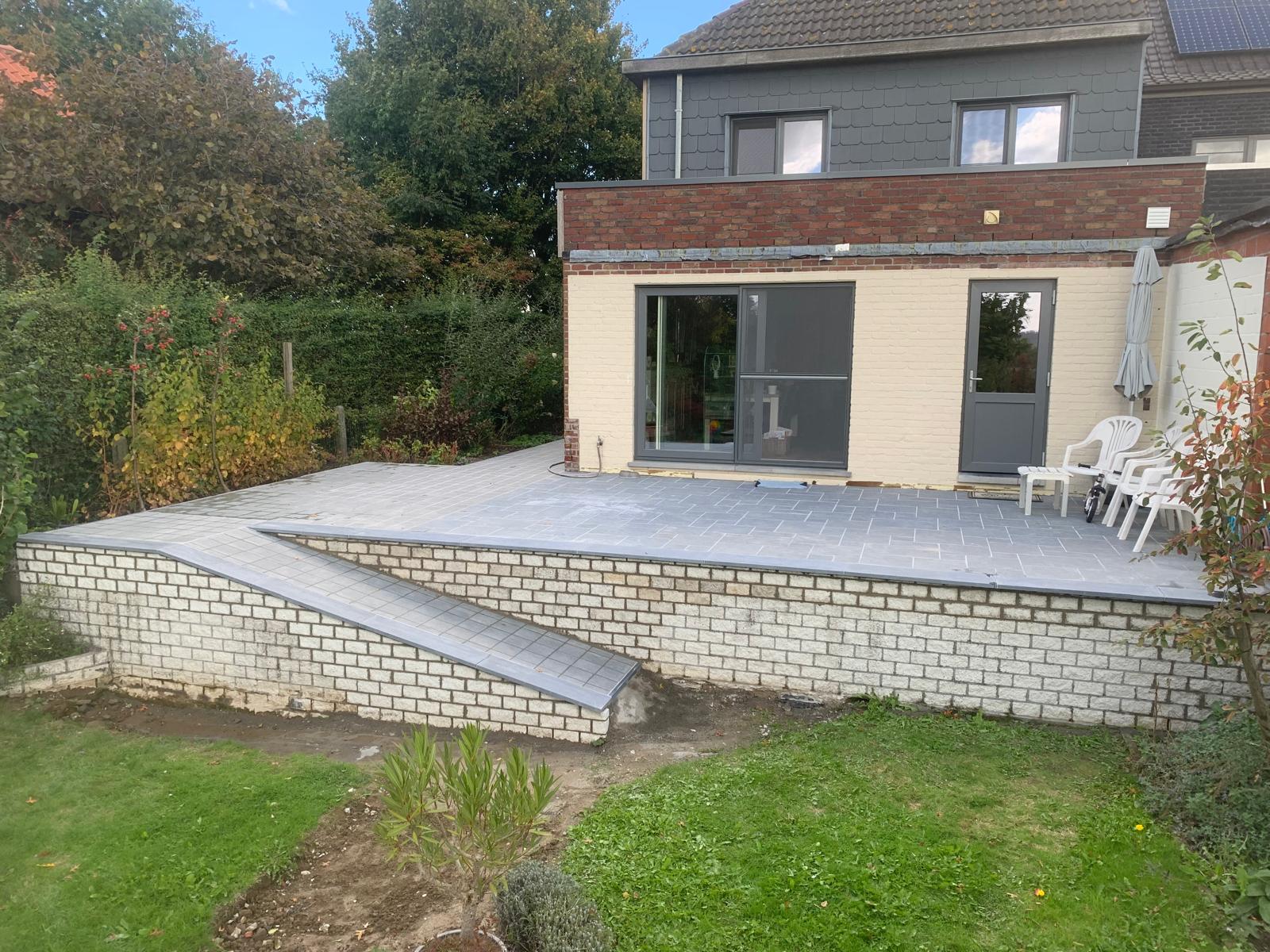 Sint-Goriks-Oudenhove - Afwerking terras met helling Mavi Blue Project & Mavi Blue 20/20