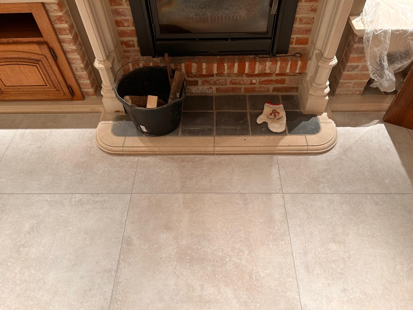 Lierde - Betegeling vloer afgewerkt rondom open haard