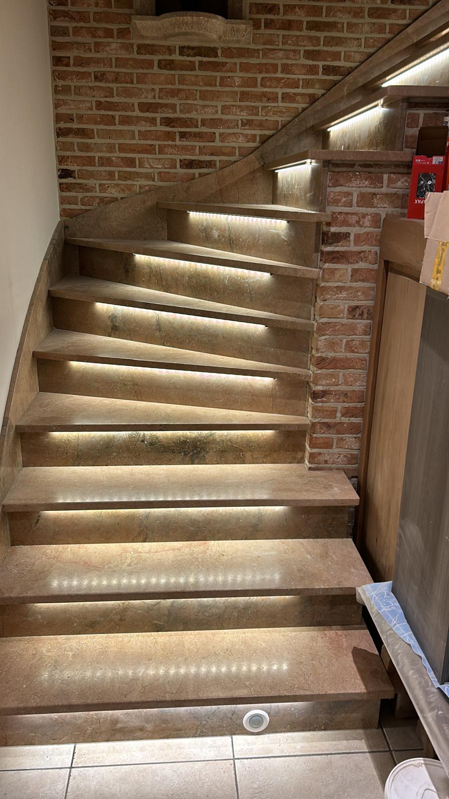 Zottegem - Marmer trap met LED-verlichting