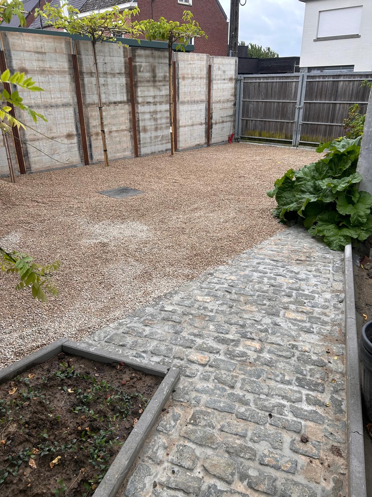 Sint-Maria-Oudenhove - Pad in kasseien aangesloten en oprit uit ecogravel mignonette siergrind