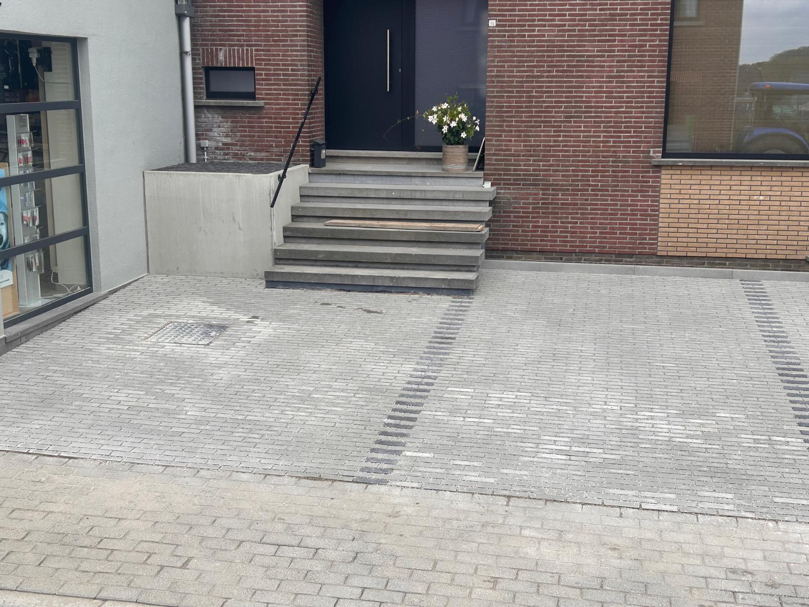 Sint-Maria-Oudenhove - Parking in waterpasserende klinker Bowler Bss (Apotheek D'Haen)